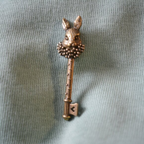 Bronze Rabbit Key Brooch Pin - Picture 6 of 7